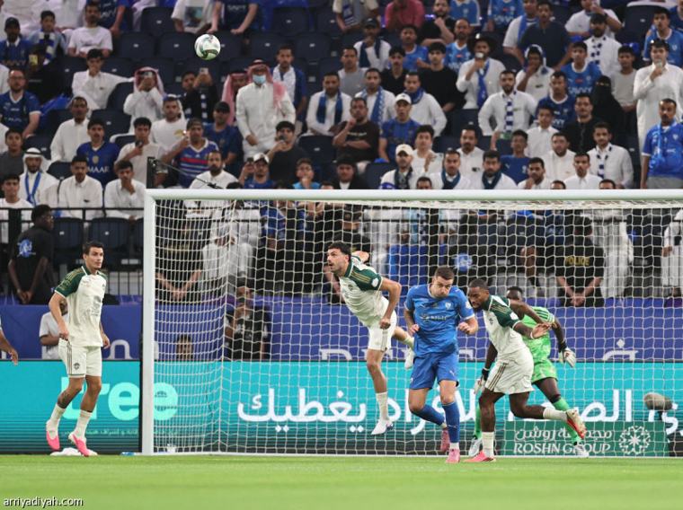 ديميرال يُطرد في كلاسيكو الهلال والأهلي بإنذارين
