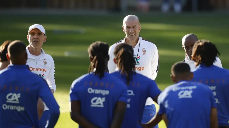 زيدان يقود أول تدريب لمنتخب فرنسا في كليرفونتين