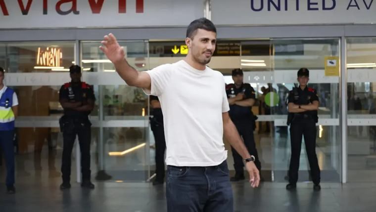 رودري يصل برشلونة: إنه حلم وسنسعى إلى كل شيء