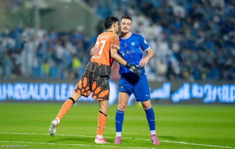 بونو يتصدّى لركلة جزاء جديدة والهلال يكتسح الخليج 5-1