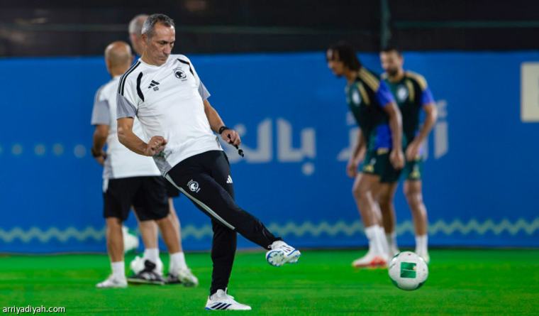 العقيدي يغيب 5 أسابيع ودونيس يؤجّل تشكيلة الأخضر أمام عُمان