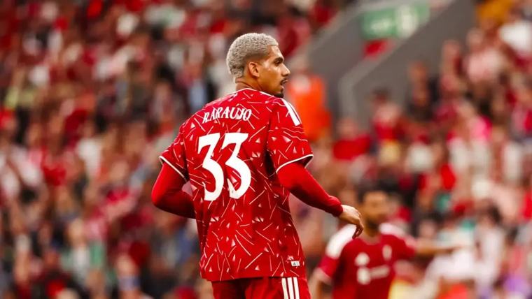 أراوخو يخوض أولى دقائقه مع ليفربول في الفوز على كومو 2-0