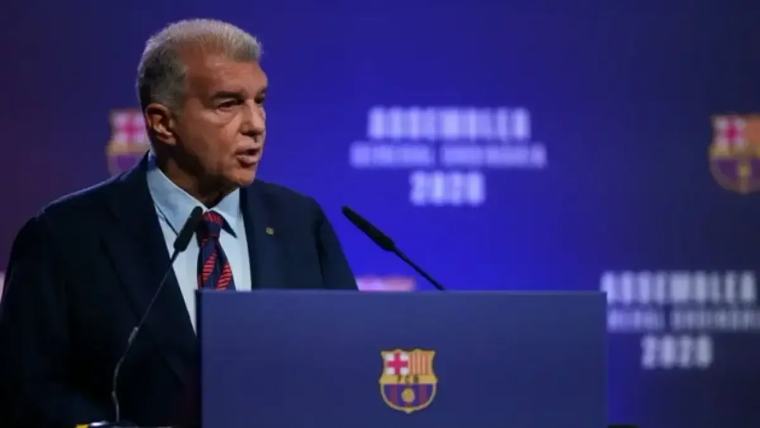 لابورتا يهاجم أتلتيكو في ملف ألفاريز: خلعوا القناع