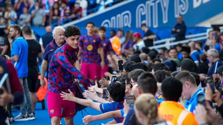 دورتموند يضيّق الخناق على هيكتور فورت مدافع برشلونة