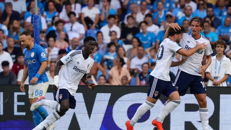 كومو بقيادة فابريغاس يفوز على نابولي 2-1 في ملعب مارادونا